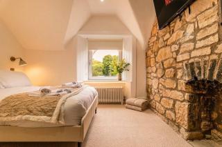 Luxe 2BR Cottage Near Edinburgh with Hot Tub - Sleeps 6 - Free Parking - Wi-Fi - 1