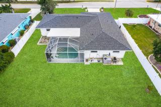 Florida Getaway with Pool - 4BR , Games , Bikes , Beach Days - 6