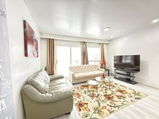 Spacious 2 BR Suite with Parking, Backyard & Desk - 2