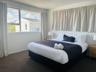 Parkside Motel and Apartments - 1