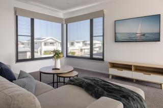Sleeps 10, Pool & Dual Living, 3 mins to Beach - 0