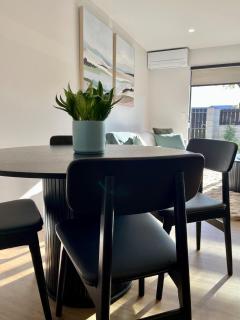 Sunny, Stylish & Private Parking - Two Bedroom Townhouse Near One NZ - 1