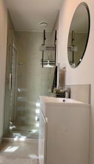 Sunny, Stylish & Private Parking - Two Bedroom Townhouse Near One NZ - 3