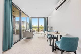 Modern 1 & 2 Bedroom Apartment with Parking, Easy Walk to Tram - 5