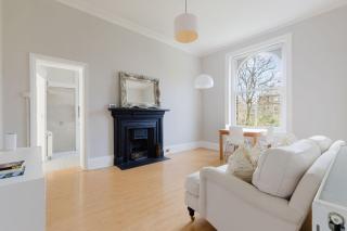 Spacious Sun Filled 1BDR Flat in Highbury - 0