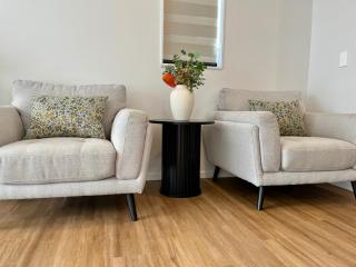 Sunny, Stylish & Private Parking - Two Bedroom Townhouse Near One NZ - 2