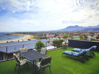 Sugar Beach Cottage, Sleeps 2 with sea view, central Gordons Bay - 7