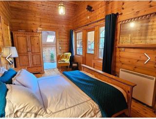 Lakeside Log Cabin 4 Bedrooms Dog-Friendly Escape - 4