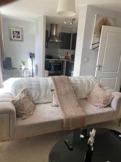 Modern En-suite Room Fast WiFi, Free Parking Equipped Kitchen - 9