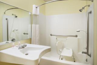 Super 8 by Wyndham Colby - Colby - 9