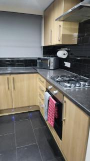 Everything You Need I Spacious 3BR I Sleeps6 I Free Parking I Wi-Fi I Long Term Rates Available - 2