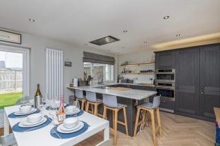 Family-Friendly Retreat between Beach & Mountains - 6