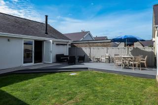 Family-Friendly Retreat between Beach & Mountains - 4