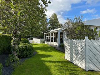 Spacious Family Home with Hot Tub near KEF Airport - 4