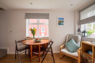 Riverside Bothy In Heart of Scenic Harbour Village - 9