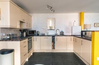 St Davids Hideaway with Roll-top Bath & Log Burner - 2