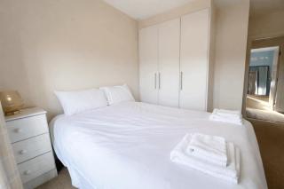 Bright 2BDR Split Level Apt Near Phoenix Park - 4
