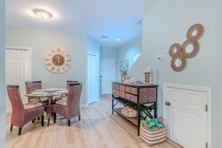 Coastal Paradise 2BR Villa Near Coligny & Beach - 4