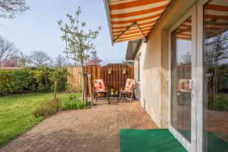 Zonneschijn, bungalow op vakantiepark bij zee - 1