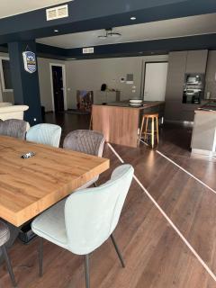 Elegant home office with a view - 7