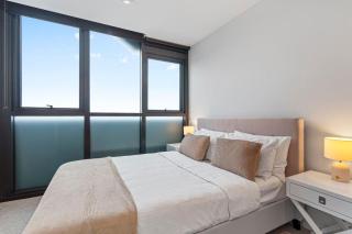 Stunning 2 Bedroom Retreat with Rooftop Pool - 8