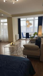 Затишна красива студія в новобудові з балконом - 1