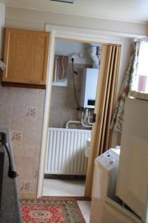 3-bedroom home, walking distance to train station - 3