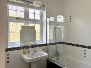 The Golden House, spacious family home, parking, garden - 3