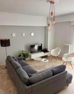 Spacious 2BR Apartment with Balcony near Metro Thessaloniki - 9