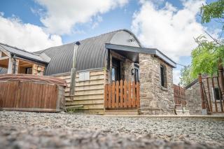 Dog-Friendly 4-Person Cottage with Hot Tub - Cantref, Brecon - 0