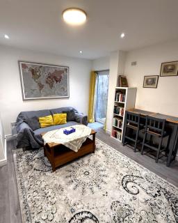 Stylish Apartment with Private Garden Near Victoria Park East London - 1