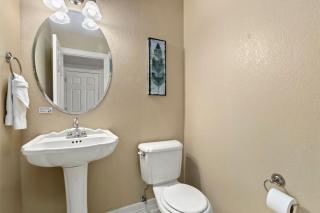 Cozy Family Stay w Game Room & Big Yard - Windsor - 6