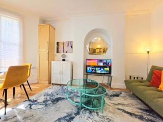 Spacious & Cosy 2 Bedroom Home plus 2 Sofa-beds with Private Entrance and Back Patio, 3 min walk to Earl's Court Station - 8