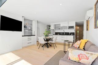 Mairangi Bay 2BR Retreat, Walk to Beach, Secure Parking - 9