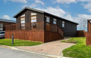 3-Bedroom Riverside Lodge with Hot Tub - Weston-on-Trent - 7