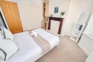 Large Beach Getaway with Hot Tub and Free Parking - Six Bedroom - Sleeps 14 - Close to Bournemouth Beach - 6