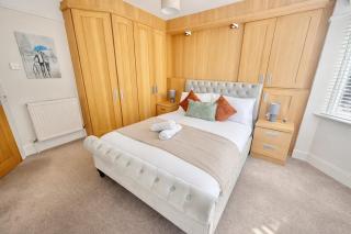 Large Beach Getaway with Hot Tub and Free Parking - Six Bedroom - Sleeps 14 - Close to Bournemouth Beach - 4