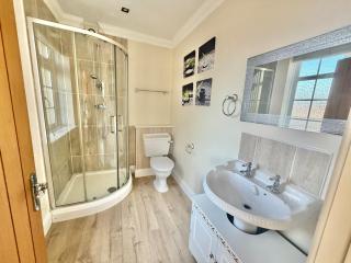 Large Beach Getaway with Hot Tub and Free Parking - Six Bedroom - Sleeps 14 - Close to Bournemouth Beach - 2