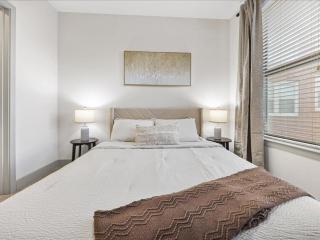 Luxe 1BR Stay with Pool, Gym & EV Charger - 4