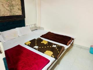 Hotel Silver Suit - 4