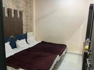 Hotel Silver Suit - 6