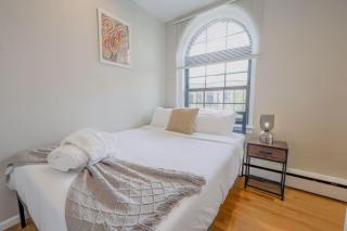 Light Filled Studio in Back Bay - 6
