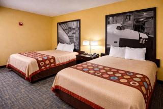 Super 8 by Wyndham Pasadena - 4