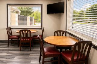 Super 8 by Wyndham Pasadena - 1