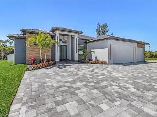 Ceitus Escape-Modern Home with Pool and Game Room - 9
