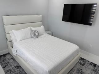 Ceitus Escape-Modern Home with Pool and Game Room - 4
