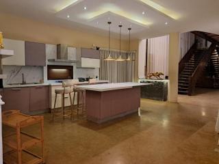 5 BR Luxury Villa With Pool - 0