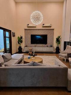 5 BR Luxury Villa With Pool - 4