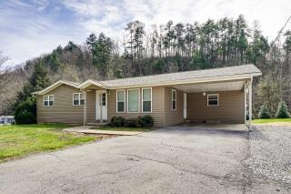 4 Mi to Dollywood! Smokies Basecamp with Yard - 9