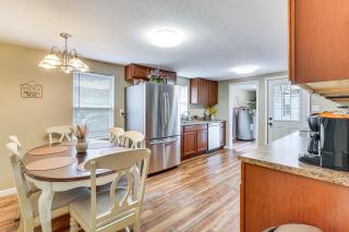 4 Mi to Dollywood! Smokies Basecamp with Yard - 8